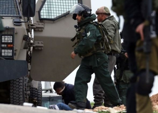 الاحتلال يعتقل مواطنين من مخيم الأمعري